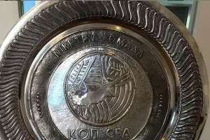ΕΚΕΙ το τρόπαιο! (φώτο)