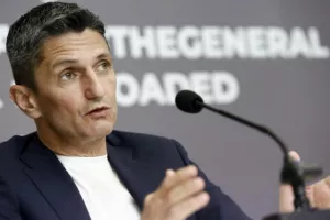 Συγκλονισμένος ο Λουτσέσκου: «Έλληνες και Ρουμάνοι έγιναν μια γροθιά στις πυρκαγιές»