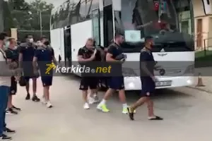 Έφτασε στο γήπεδο η ΑΕΛ (φώτος/βίντεο)