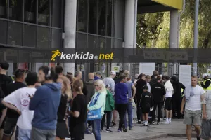 Οι οπαδοί στο "A. Le Coq Arena" (φώτος Kerkida)
