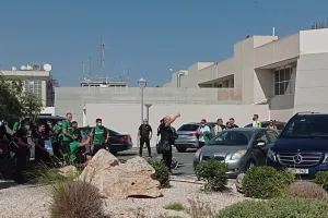 (ΒΙΝΤΕΟ/ΦΩΤΟΣ) Οι Ομονοιάτες αποθέωσαν παίκτες-Μπεργκ, ο Νορβηγός ανταπέδωσε!