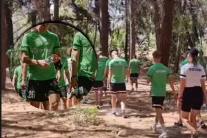ΦΛΟΡΑ: Περπάτημα στη φύση με νερό στο χέρι (φώτος) 