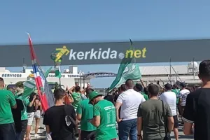 (ΒΙΝΤΕΟ/ΦΩΤΟΣ) Χαμός από τους Ομονοιάτες στο αεροδρόμιο