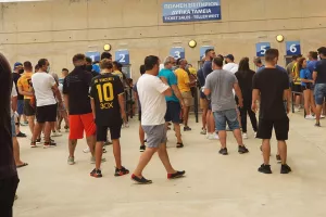 Ουρές στα εκδοτήρια οι ΑΠΟΕΛίστες! (φώτος)