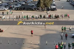 Λίγο πριν την σέντρα/ Αρκετοί... απ' έξω