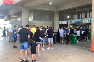 Αρκετός κόσμος έξω λίγο πριν την έναρξη (φώτος)