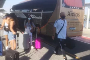 (ΦΩΤΟΣ) Check in και αναχώρηση 