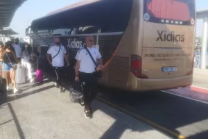 (ΦΩΤΟΣ) Check in και αναχώρηση 