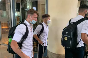 (Φώτος/Βίντεο) Άφιξη στο ξενοδοχείο και ξεκούραση 