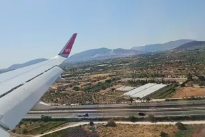 (Φώτος) ΑΠΟΕΛ στον… αέρα, άφιξη και ξενοδοχείο 