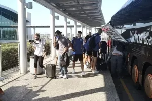 (ΦΩΤΟΣ) Check in και αναχώρηση 