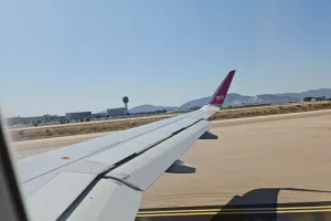 (Φώτος) ΑΠΟΕΛ στον… αέρα, άφιξη και ξενοδοχείο 