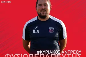 Παρουσιάζει το προπονητικό τιμ/φώτος