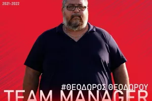 Παρουσιάζει το προπονητικό τιμ/φώτος