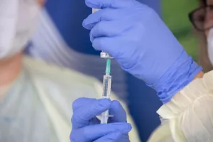 Εμβολιασμένος που κολλά από ανεμβολίαστο μπορεί να κινήσει αγωγή/ΔΗΛΩΣΗ