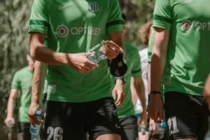 ΦΛΟΡΑ: Περπάτημα στη φύση με νερό στο χέρι (φώτος) 