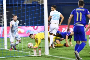 ΦΟΒΕΡΟ πρώτο μέρος με 5 τέρματα!!!/Το "έσωσε" η Dinamo!