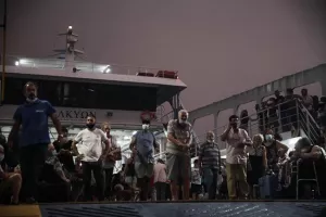 Νύχτα κόλαση στην Εύβοια: Καίγονται σπίτια - Οι κάτοικοι εγκαταλείπουν τη Λίμνη (φώτος)