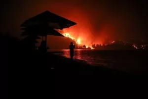 Νύχτα κόλαση στην Εύβοια: Καίγονται σπίτια - Οι κάτοικοι εγκαταλείπουν τη Λίμνη (φώτος)
