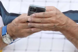 Πρώτο SMS/ΑΠΟΕΛ!