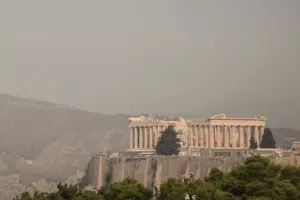 Νέφος καπνού πάνω από την Αθήνα 