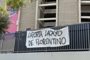ΦΩΤΟΣ/"Ιούδα, έκλεψες" (Επίθεση στον Λαπόρτα)
