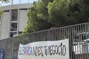 ΦΩΤΟΣ/"Ιούδα, έκλεψες" (Επίθεση στον Λαπόρτα)