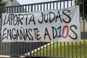 ΦΩΤΟΣ/"Ιούδα, έκλεψες" (Επίθεση στον Λαπόρτα)