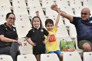 (Φωτορεπορτάζ) Η επιστροφή του κόσμου του ΑΠΟΕΛ στο ΓΣΠ