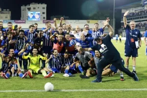 ΦΩΤΟΣ/Πάρτι στα αποδυτήρια και στο γήπεδο!