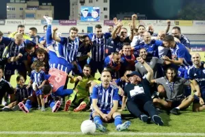ΦΩΤΟΣ/Πάρτι στα αποδυτήρια και στο γήπεδο!