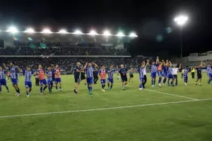 ΦΩΤΟΣ/Πάρτι στα αποδυτήρια και στο γήπεδο!