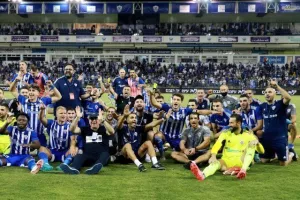 ΦΩΤΟΣ/Πάρτι στα αποδυτήρια και στο γήπεδο!
