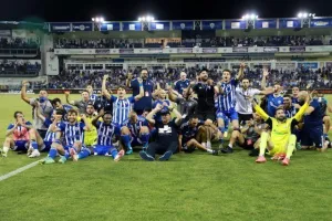 ΦΩΤΟΣ/Πάρτι στα αποδυτήρια και στο γήπεδο!