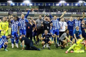 ΦΩΤΟΣ/Πάρτι στα αποδυτήρια και στο γήπεδο!