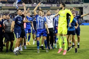 ΦΩΤΟΣ/Πάρτι στα αποδυτήρια και στο γήπεδο!