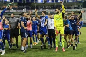 ΦΩΤΟΣ/Πάρτι στα αποδυτήρια και στο γήπεδο!