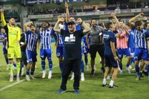 ΦΩΤΟΣ/Πάρτι στα αποδυτήρια και στο γήπεδο!
