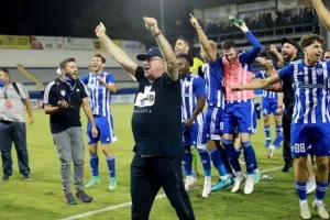 ΦΩΤΟΣ/Πάρτι στα αποδυτήρια και στο γήπεδο!