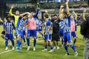 ΦΩΤΟΣ/Πάρτι στα αποδυτήρια και στο γήπεδο!