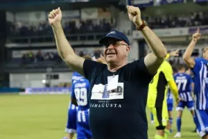 ΦΩΤΟΣ/Πάρτι στα αποδυτήρια και στο γήπεδο!