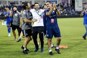 ΦΩΤΟΣ/Πάρτι στα αποδυτήρια και στο γήπεδο!