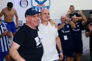 ΦΩΤΟΣ/Πάρτι στα αποδυτήρια και στο γήπεδο!