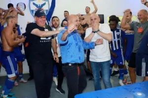 ΦΩΤΟΣ/Πάρτι στα αποδυτήρια και στο γήπεδο!
