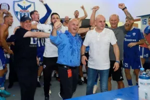 ΦΩΤΟΣ/Πάρτι στα αποδυτήρια και στο γήπεδο!