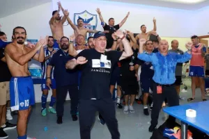 ΦΩΤΟΣ/Πάρτι στα αποδυτήρια και στο γήπεδο!