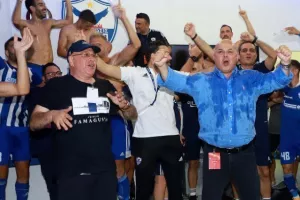 ΦΩΤΟΣ/Πάρτι στα αποδυτήρια και στο γήπεδο!