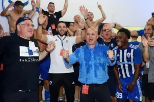 ΦΩΤΟΣ/Πάρτι στα αποδυτήρια και στο γήπεδο!