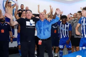 ΦΩΤΟΣ/Πάρτι στα αποδυτήρια και στο γήπεδο!