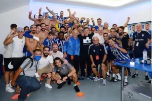 ΦΩΤΟΣ/Πάρτι στα αποδυτήρια και στο γήπεδο!